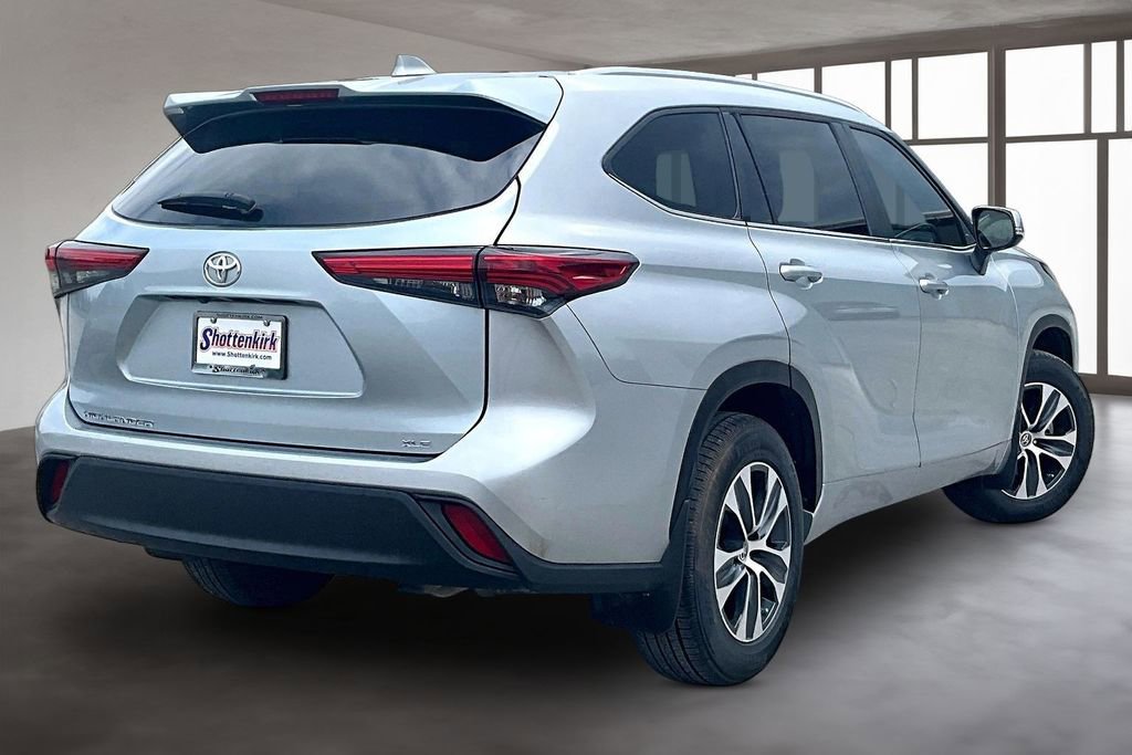 Used 2023 Toyota Highlander XLE image 6