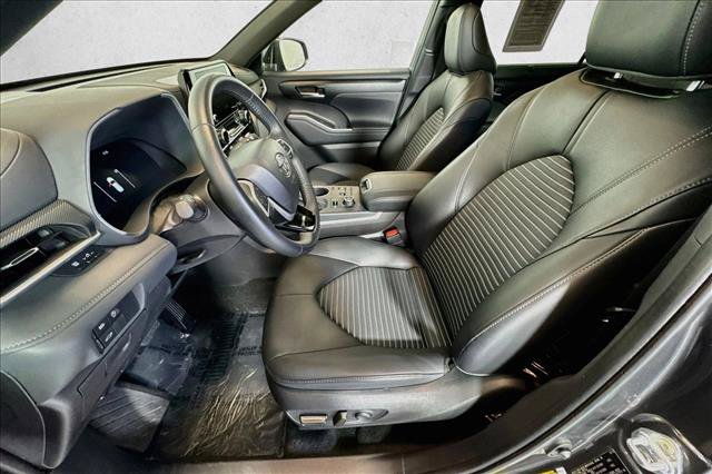 Used 2025 Toyota Highlander XSE AWD/4WD image 19
