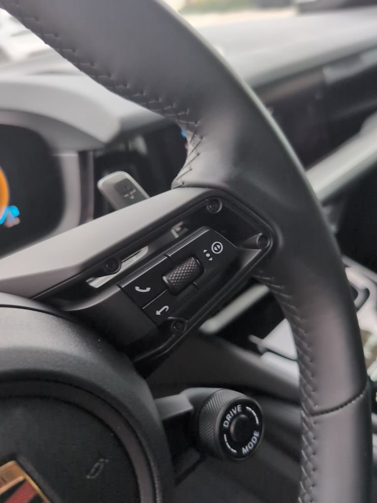 Certified 2025 Porsche Cayenne AWD/4WD image 2