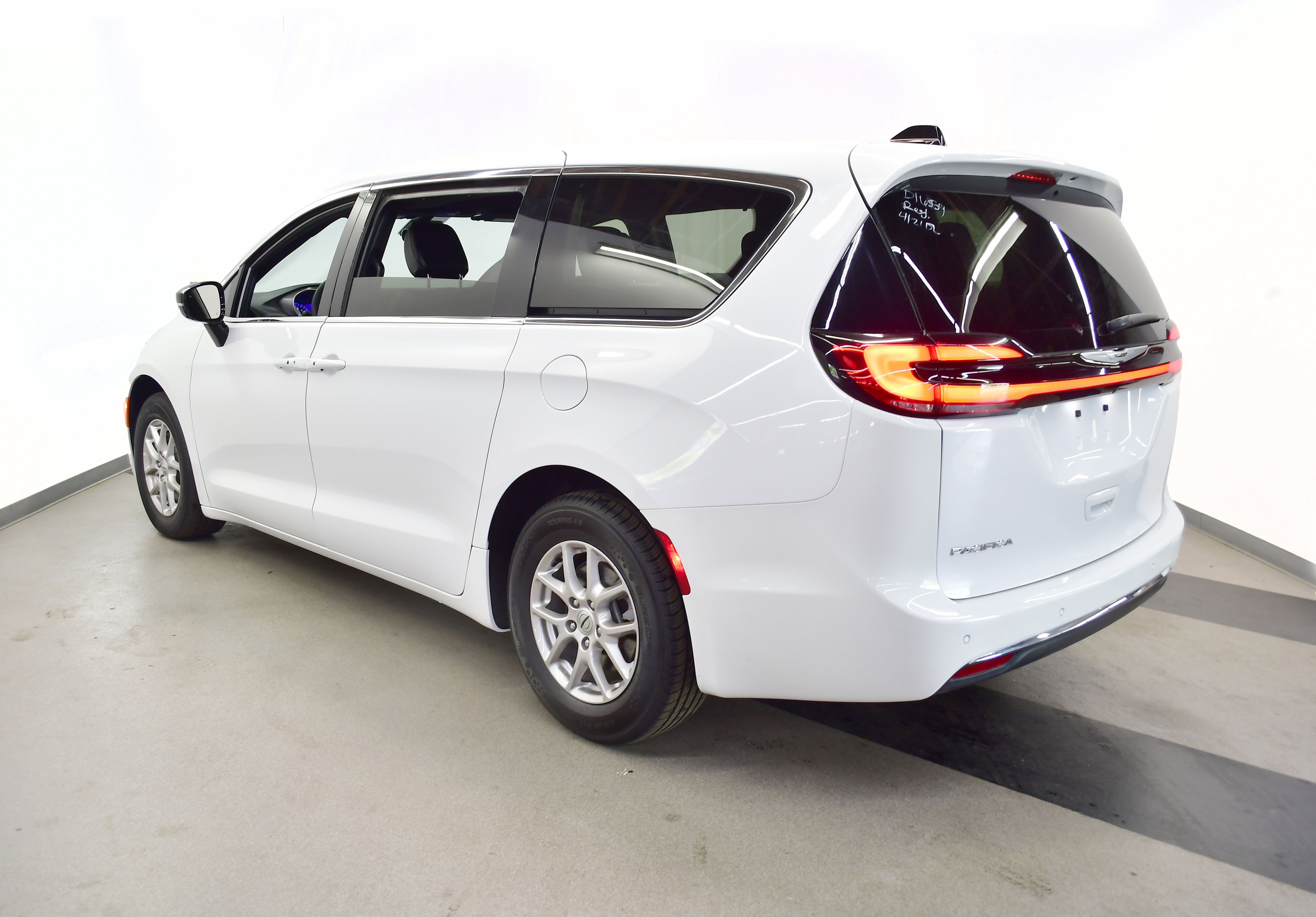 Used 2025 Chrysler Pacifica Select FWD image 5