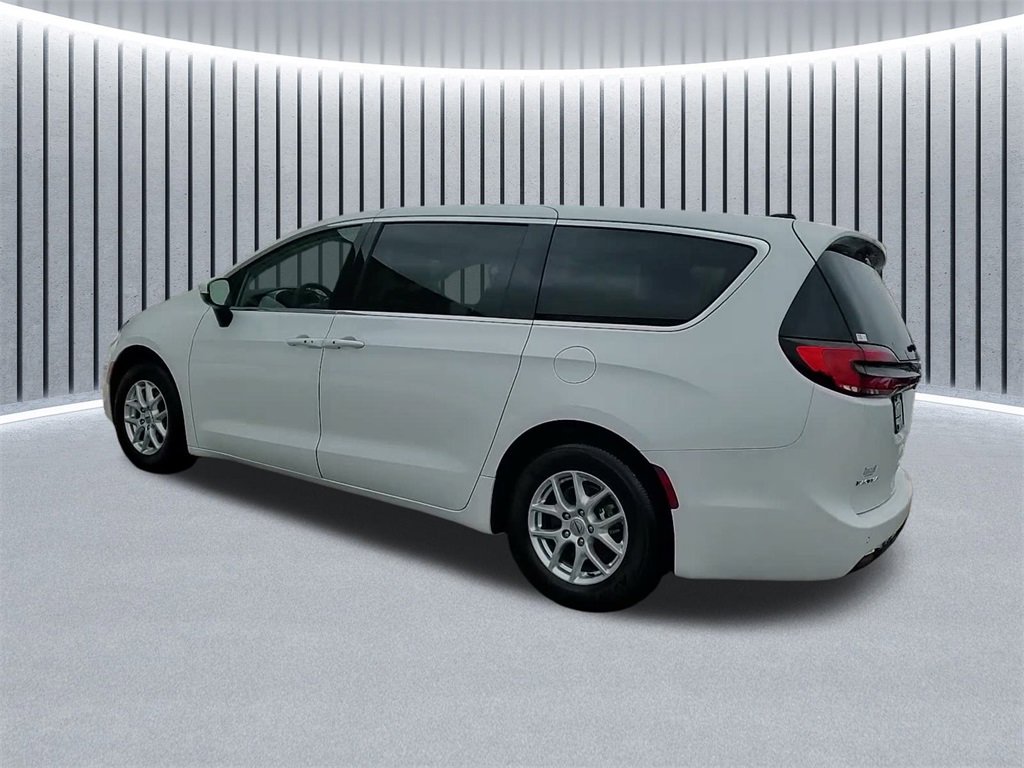 Used 2023 Chrysler Pacifica Touring-L image 14