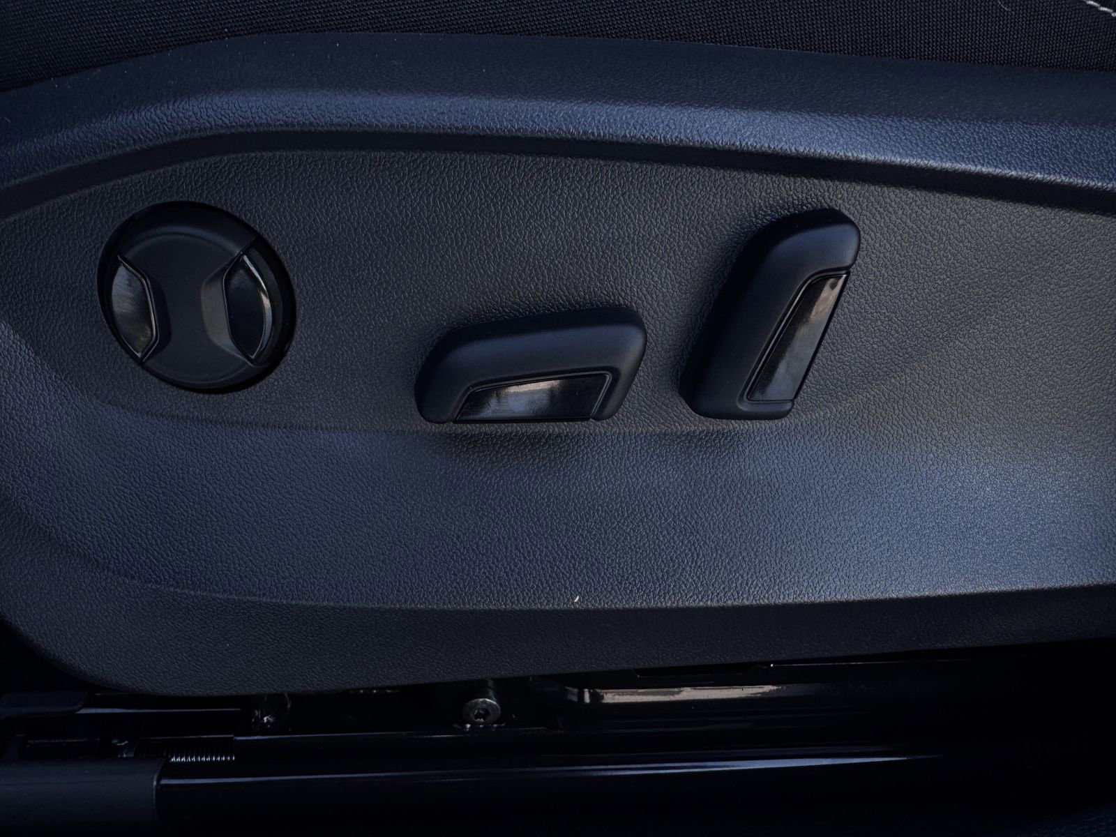 New 2025 Volkswagen Taos SE image 25