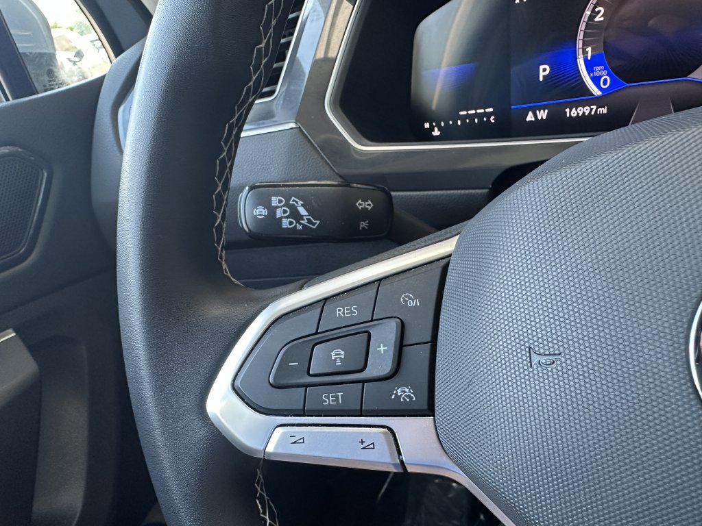 Used 2022 Volkswagen Tiguan SE w/ Panoramic Sunroof Package image 19