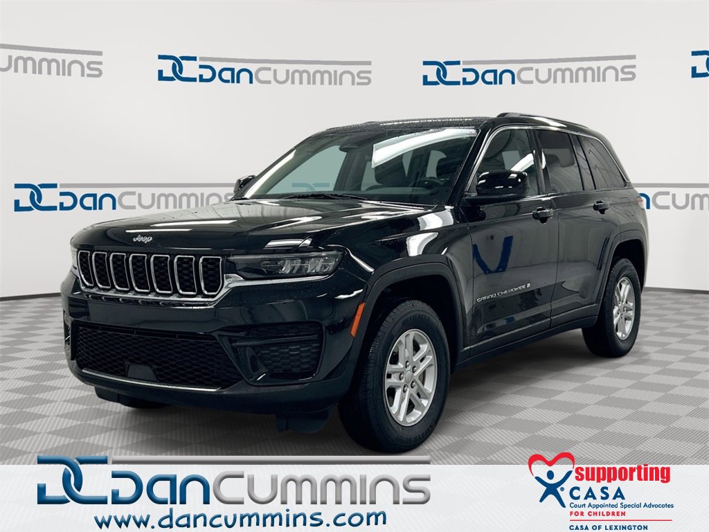 Used 2023 Jeep Grand Cherokee Laredo image 1