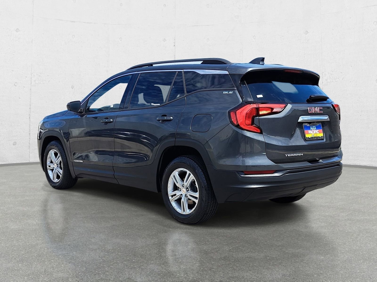 Used 2018 GMC Terrain SLE w/ Driver Convenience Package FWD image 7