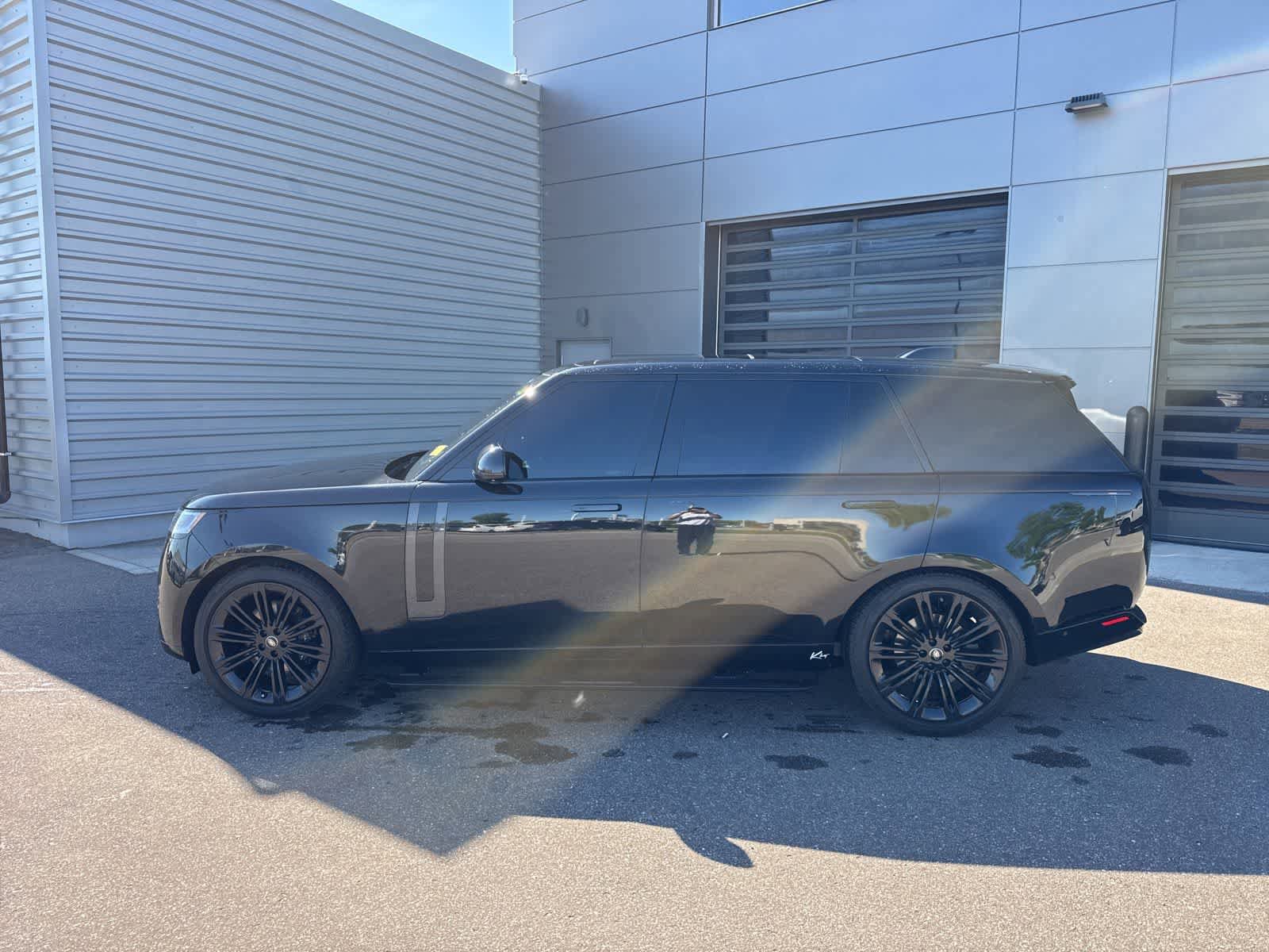 Used 2024 Land Rover Range Rover Long Wheelbase SE AWD/4WD image 2