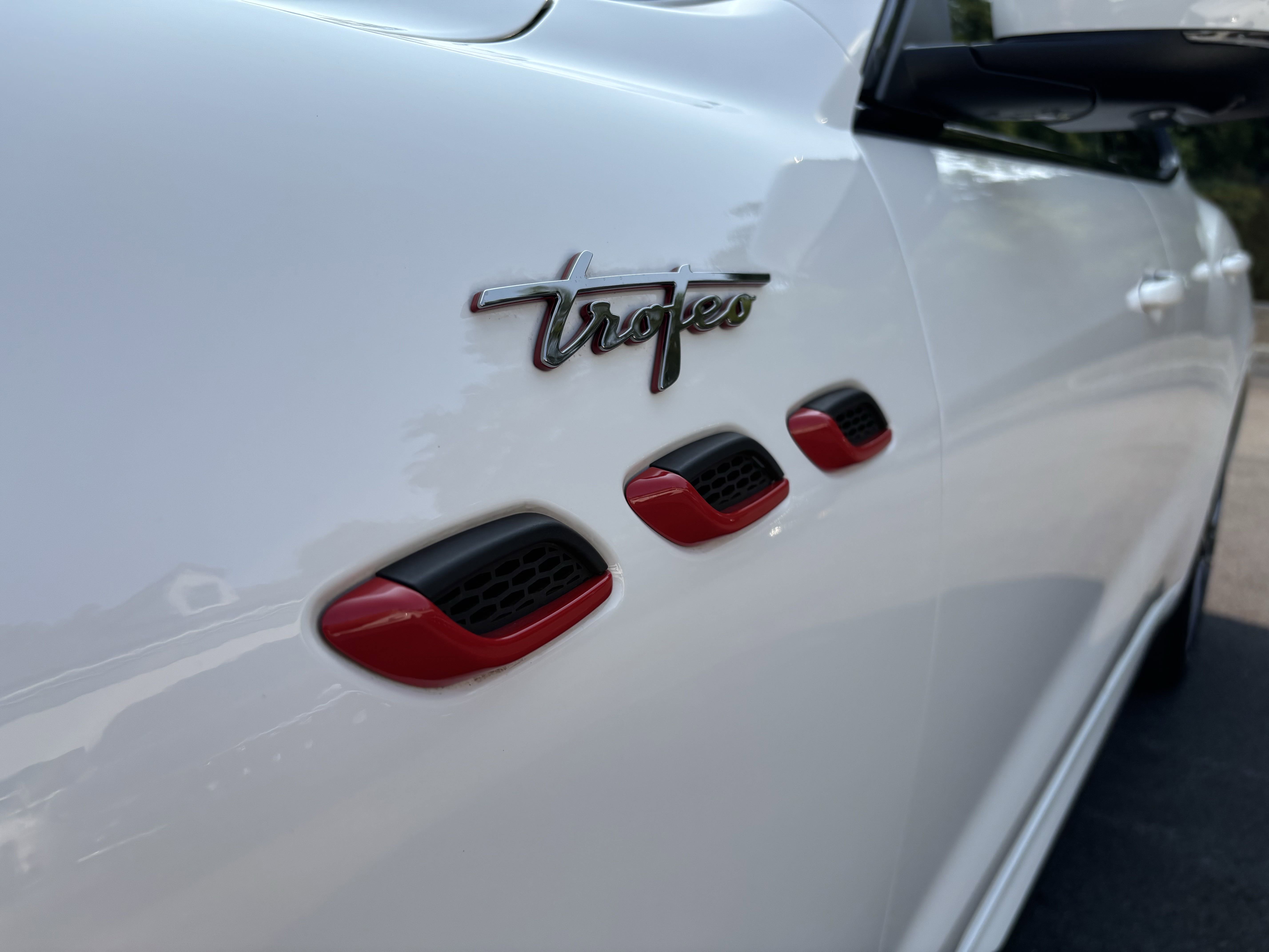 Used 2023 Maserati Levante Trofeo image 9