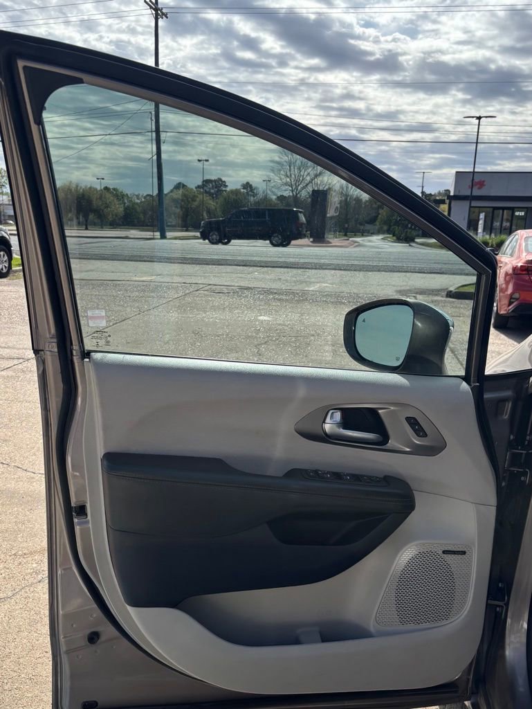 Used 2017 Chrysler Pacifica Limited image 9