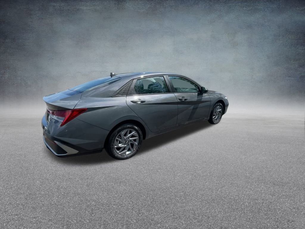 Used 2025 Hyundai Elantra Blue image 23