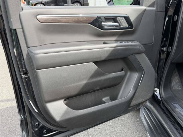 Used 2025 Chevrolet Suburban LT AWD/4WD image 18