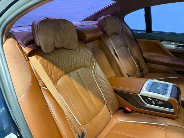 Used 2018 BMW 750i xDrive image 34