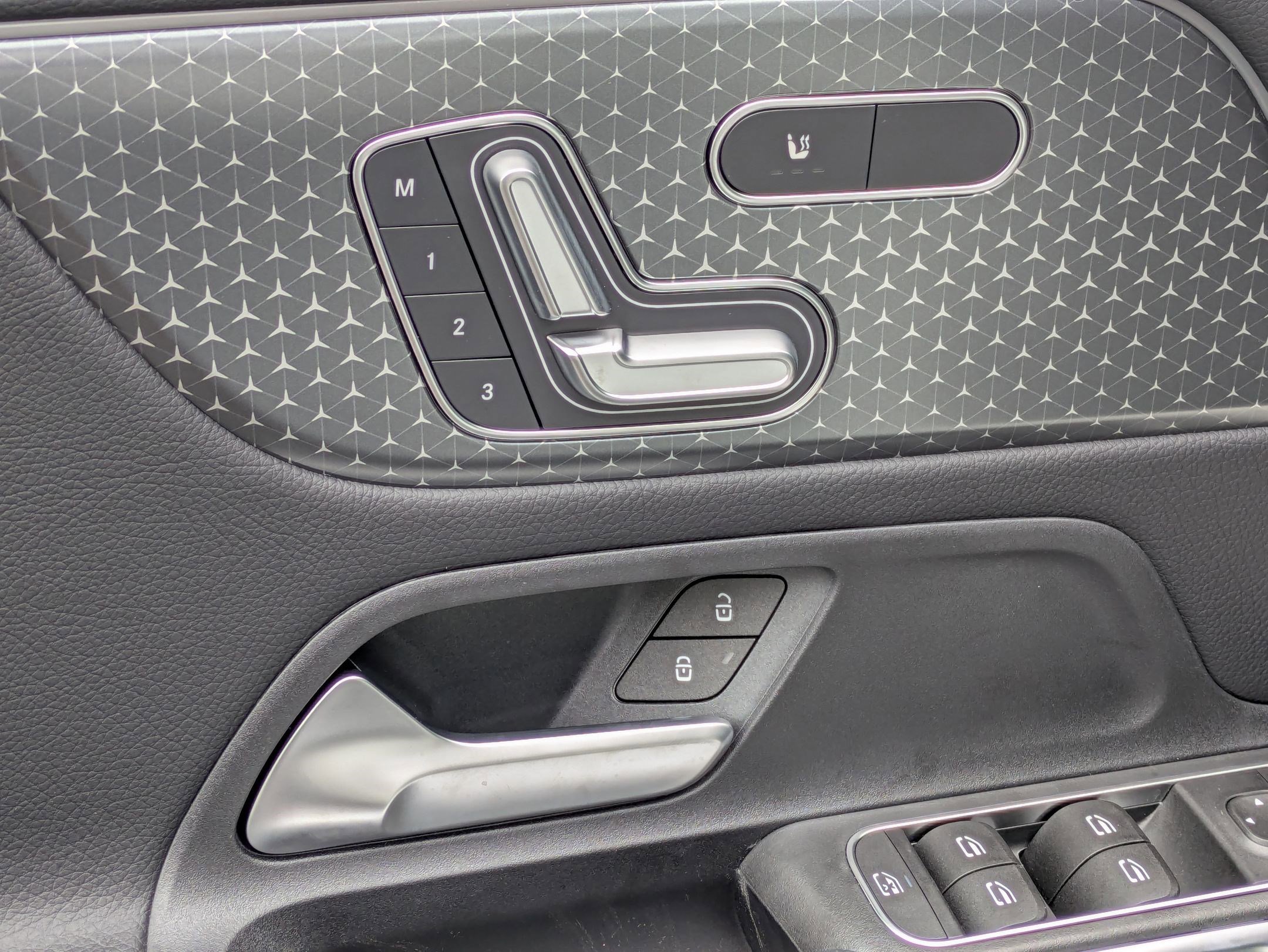 New 2025 Mercedes-Benz GLB 250 image 15