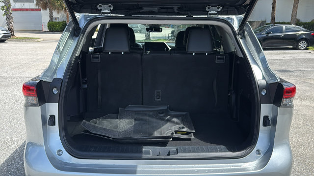 Used 2023 Toyota Highlander XLE FWD image 9