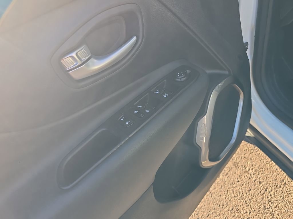 Used 2023 Jeep Renegade Latitude image 13