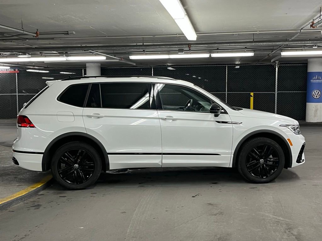 Certified 2022 Volkswagen Tiguan SE R-Line image 40