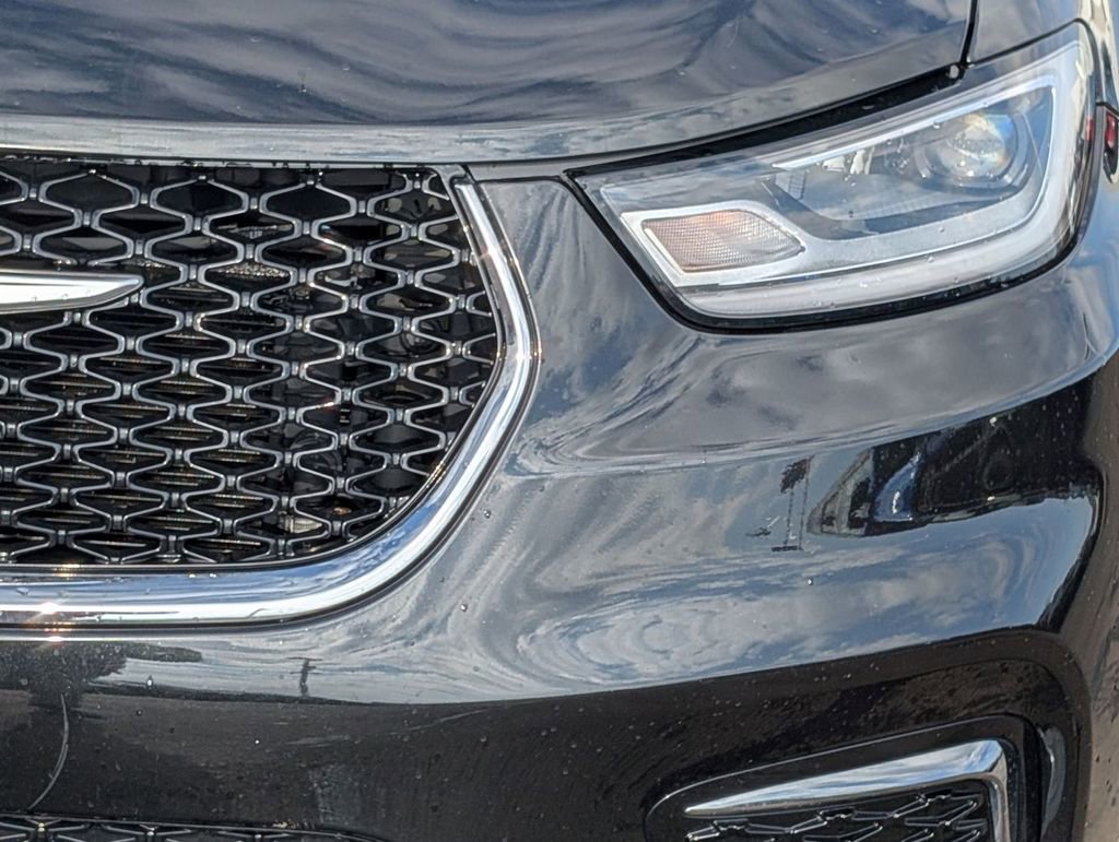 Used 2023 Chrysler Pacifica Touring-L image 10
