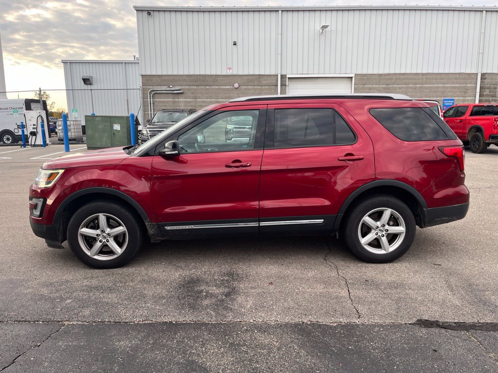 Used 2017 Ford Explorer XLT w/ Class II Trailer Tow Package AWD/4WD image 5