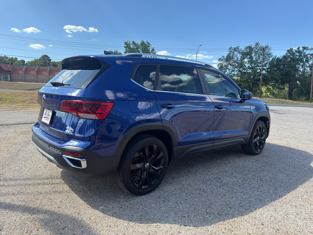 Used 2023 Volkswagen Taos SE w/ Panoramic Sunroof Package FWD image 11