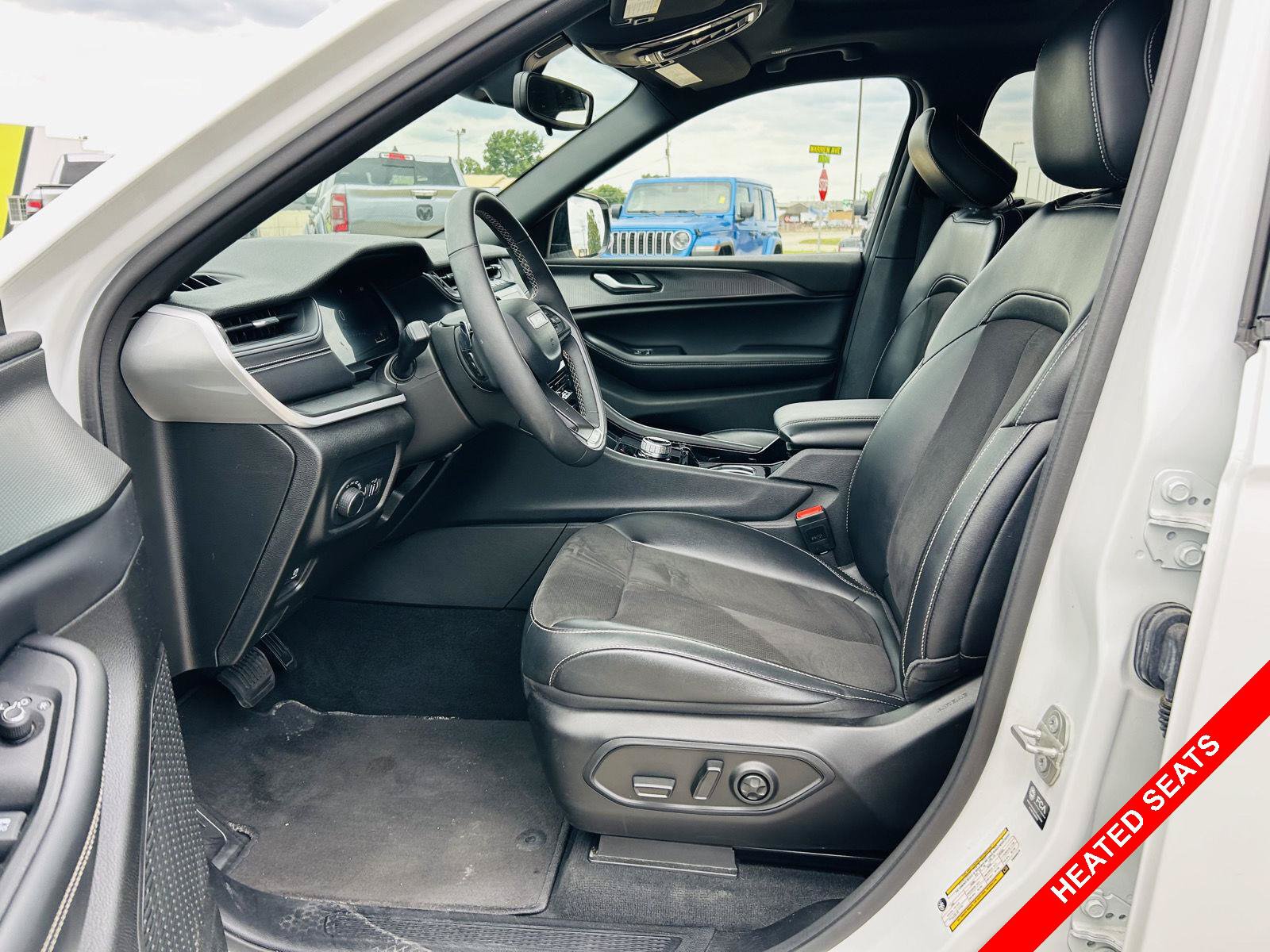 Used 2023 Jeep Grand Cherokee L Laredo AWD/4WD image 3