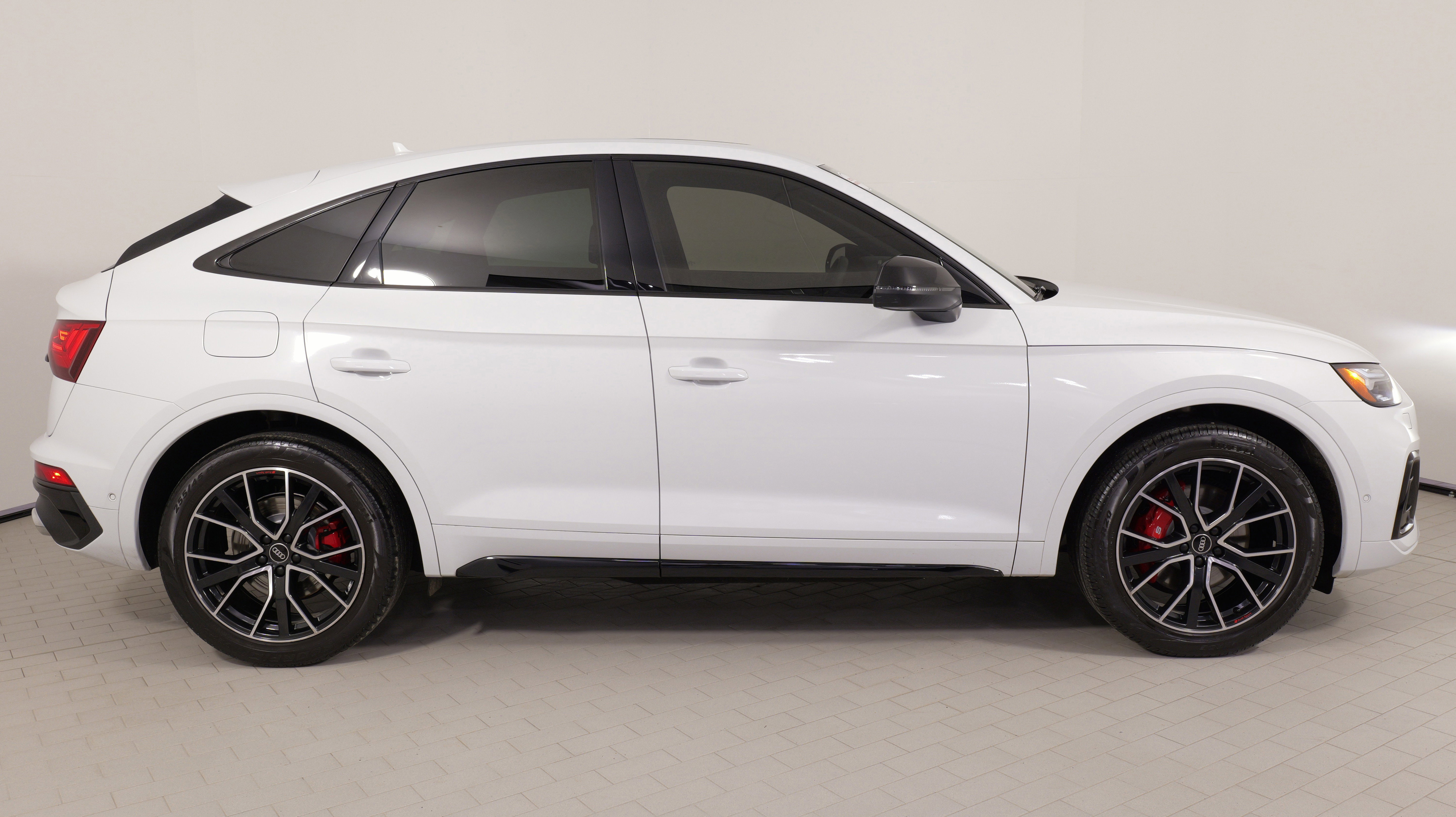 Used 2023 Audi SQ5 Prestige image 9