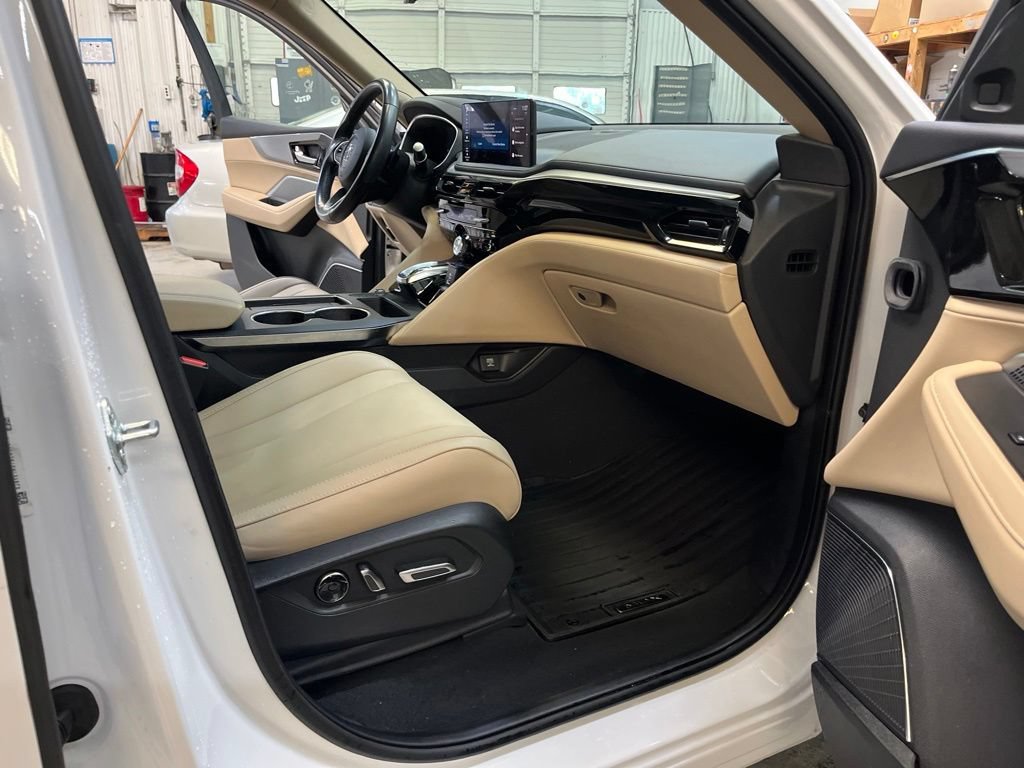 Used 2025 Acura MDX SH-AWD image 31