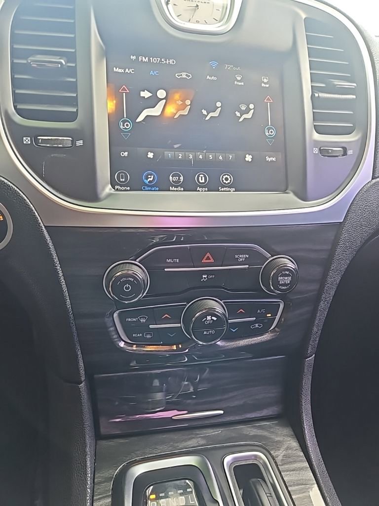 Used 2022 Chrysler 300 Touring w/ Sport Appearance Package RWD image 17
