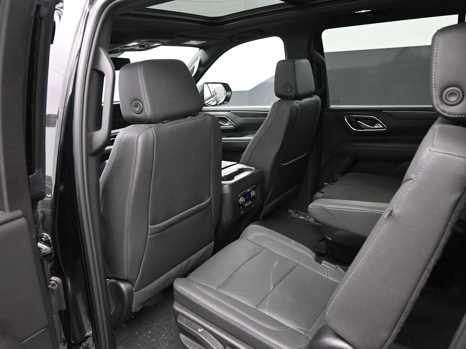 Used 2024 Chevrolet Suburban Z71 w/ Luxury Package image 3