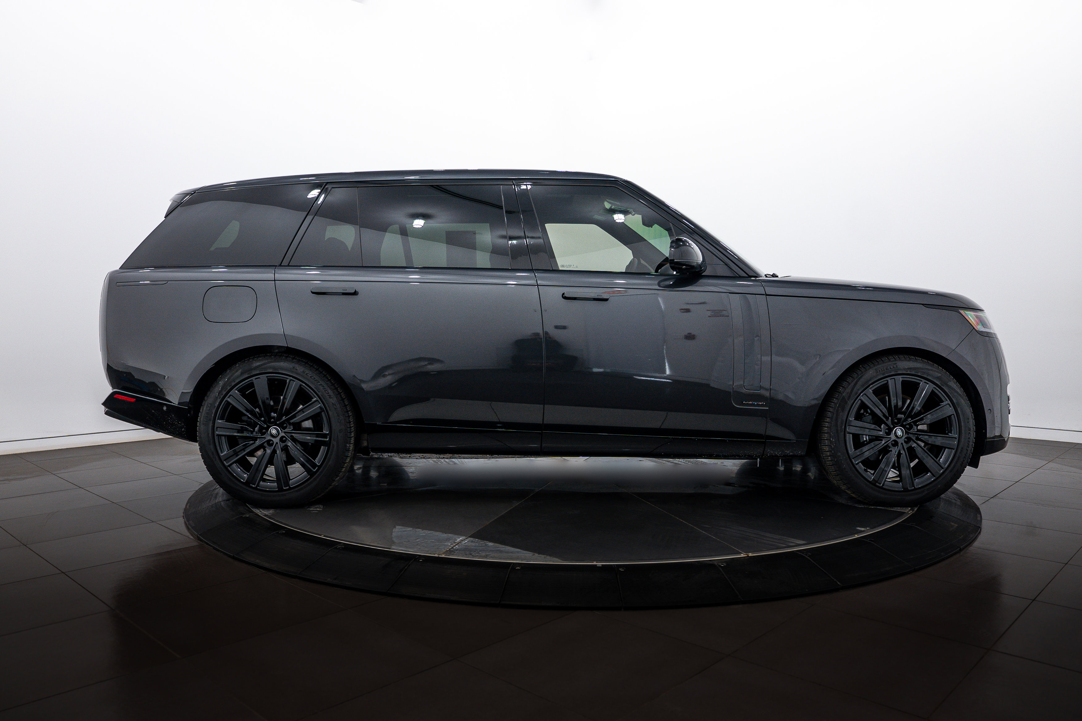 Used 2024 Land Rover Range Rover Long Wheelbase Autobiography image 8