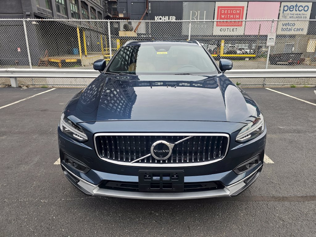 Used 2025 Volvo V90 B6 Cross Country Ultra AWD/4WD image 3