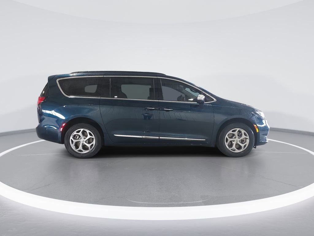 Used 2022 Chrysler Pacifica Limited image 9