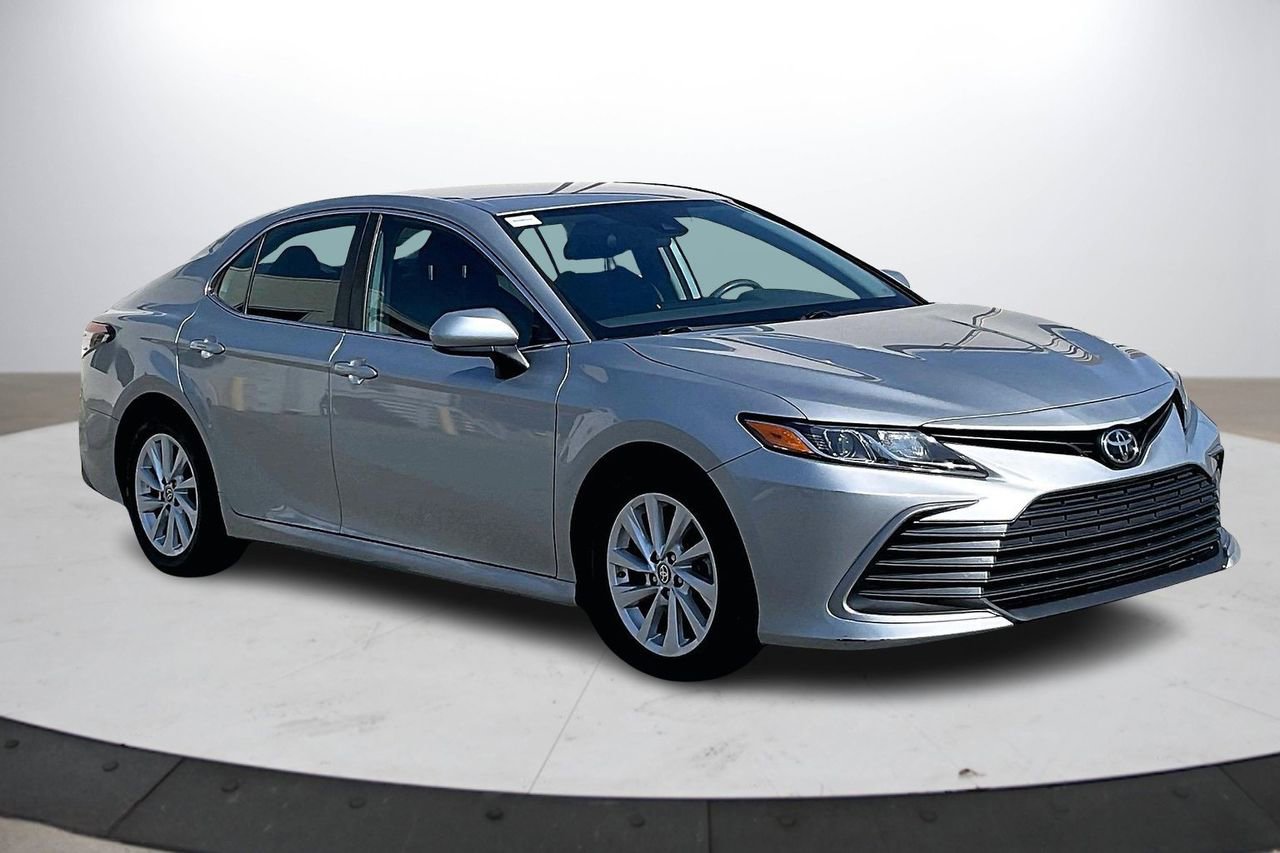 Used 2021 Toyota Camry LE image 2