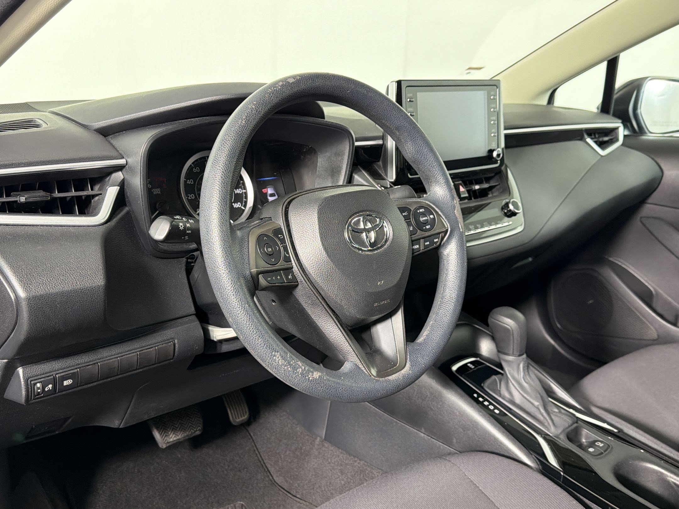 Used 2020 Toyota Corolla LE FWD image 3