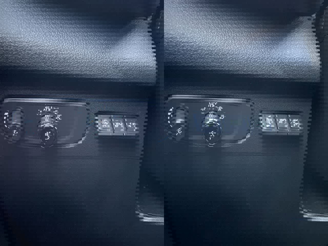 Used 2023 Buick Envision Avenir image 31