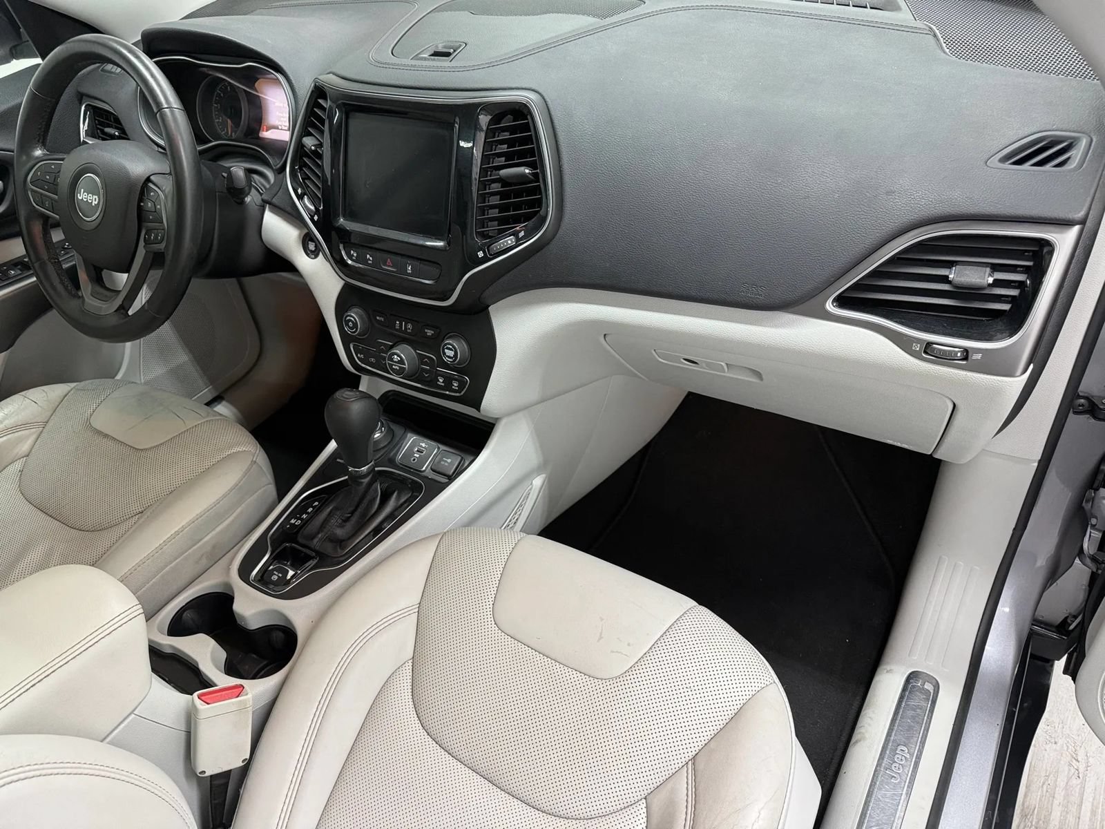 Used 2019 Jeep Cherokee Limited w/ Luxury Group AWD/4WD image 12