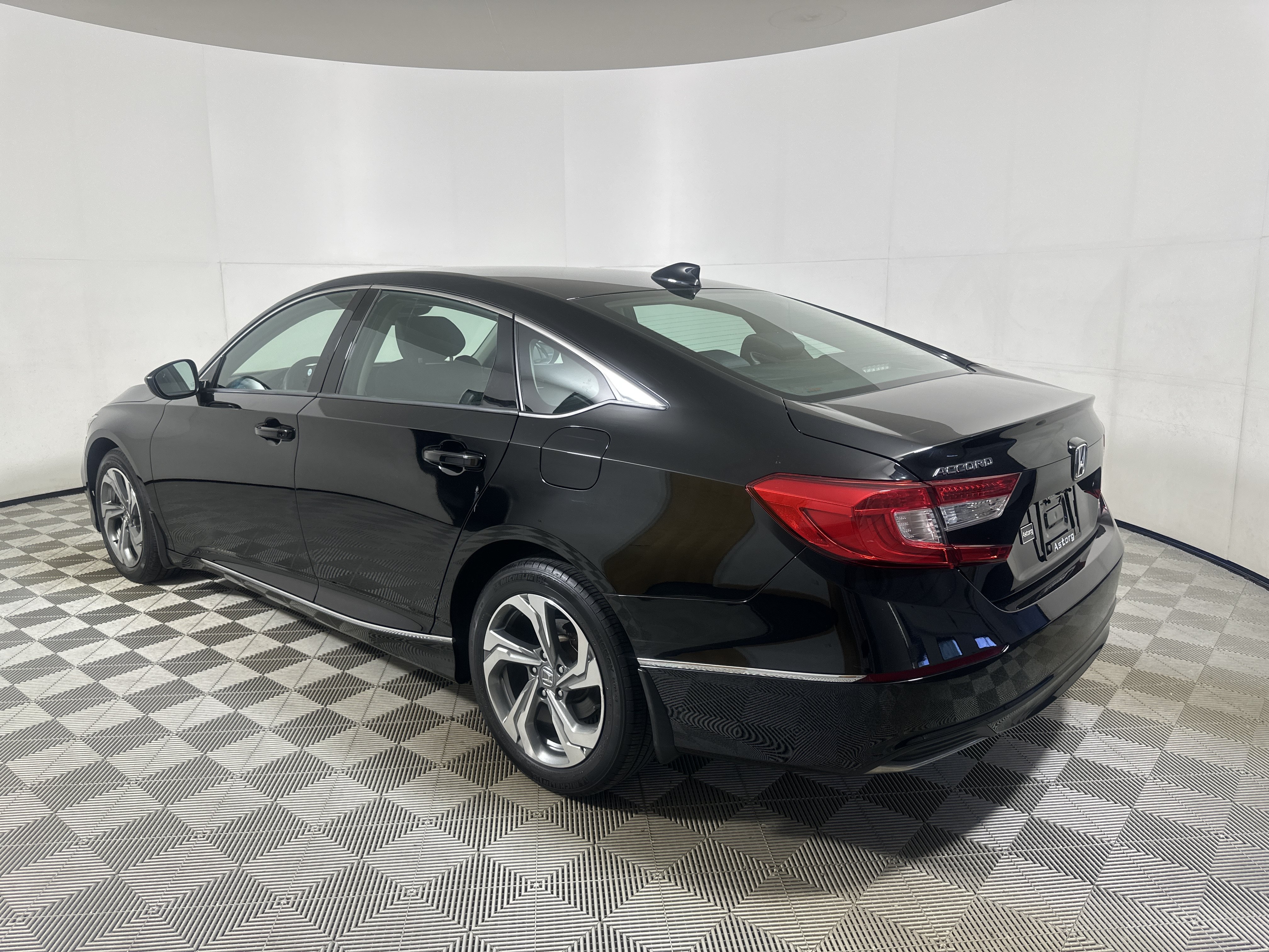 Used 2018 Honda Accord EX image 5