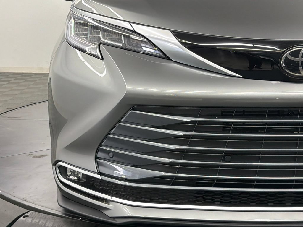 Certified 2026 Toyota Sienna Limited FWD image 9