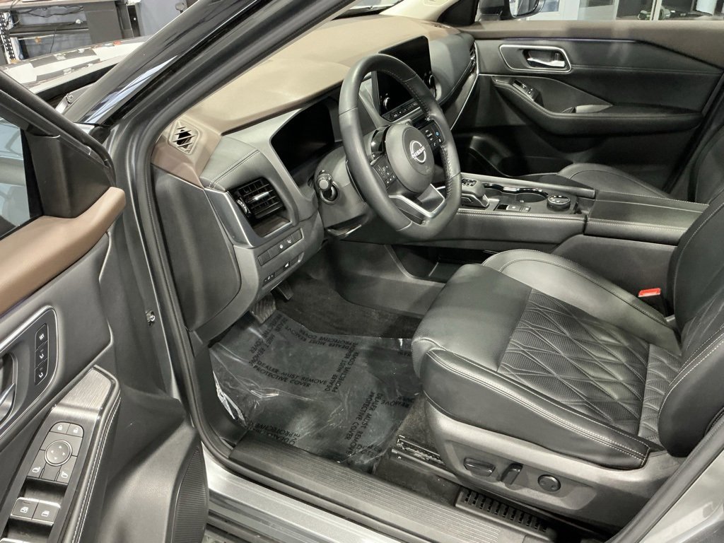 Used 2023 Nissan Rogue Platinum w/ Platinum Premium Package image 3