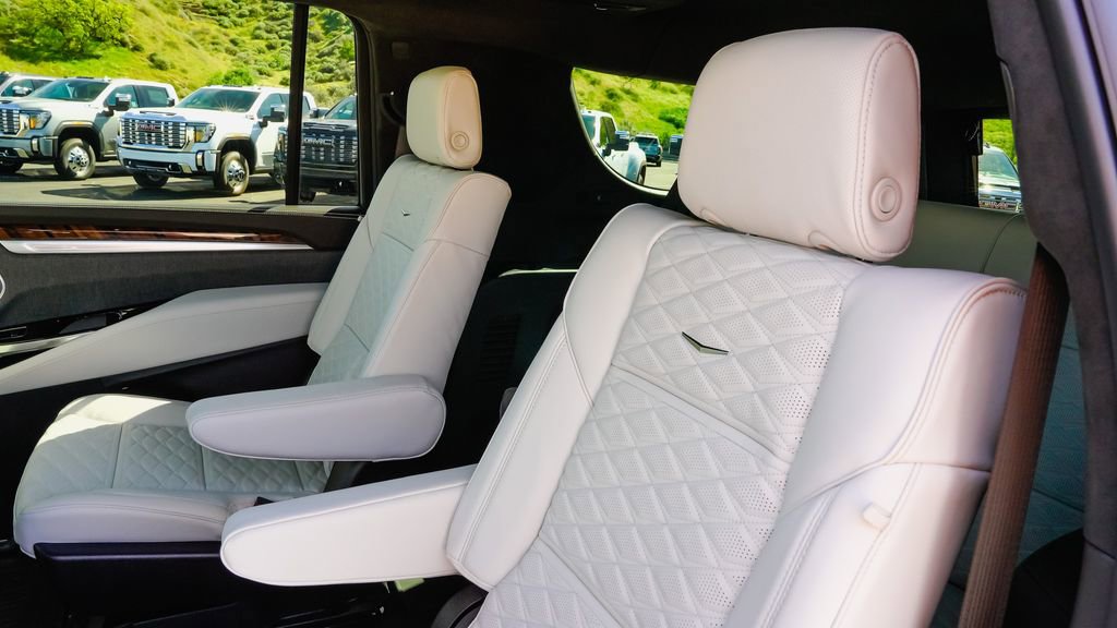 New 2026 Cadillac Escalade ESV Platinum Sport w/ LPO, ONYX Package image 11