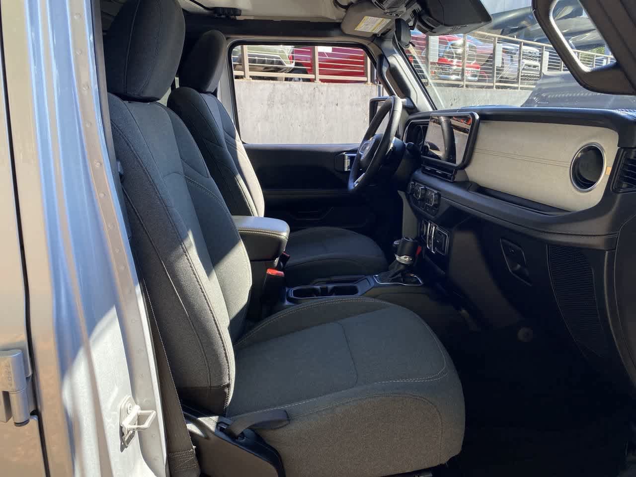 Used 2024 Jeep Wrangler Unlimited Sahara AWD/4WD image 18