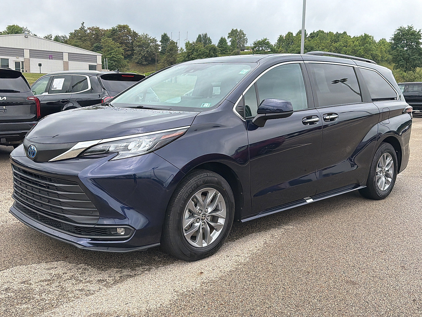 Used 2025 Toyota Sienna XLE FWD image 3
