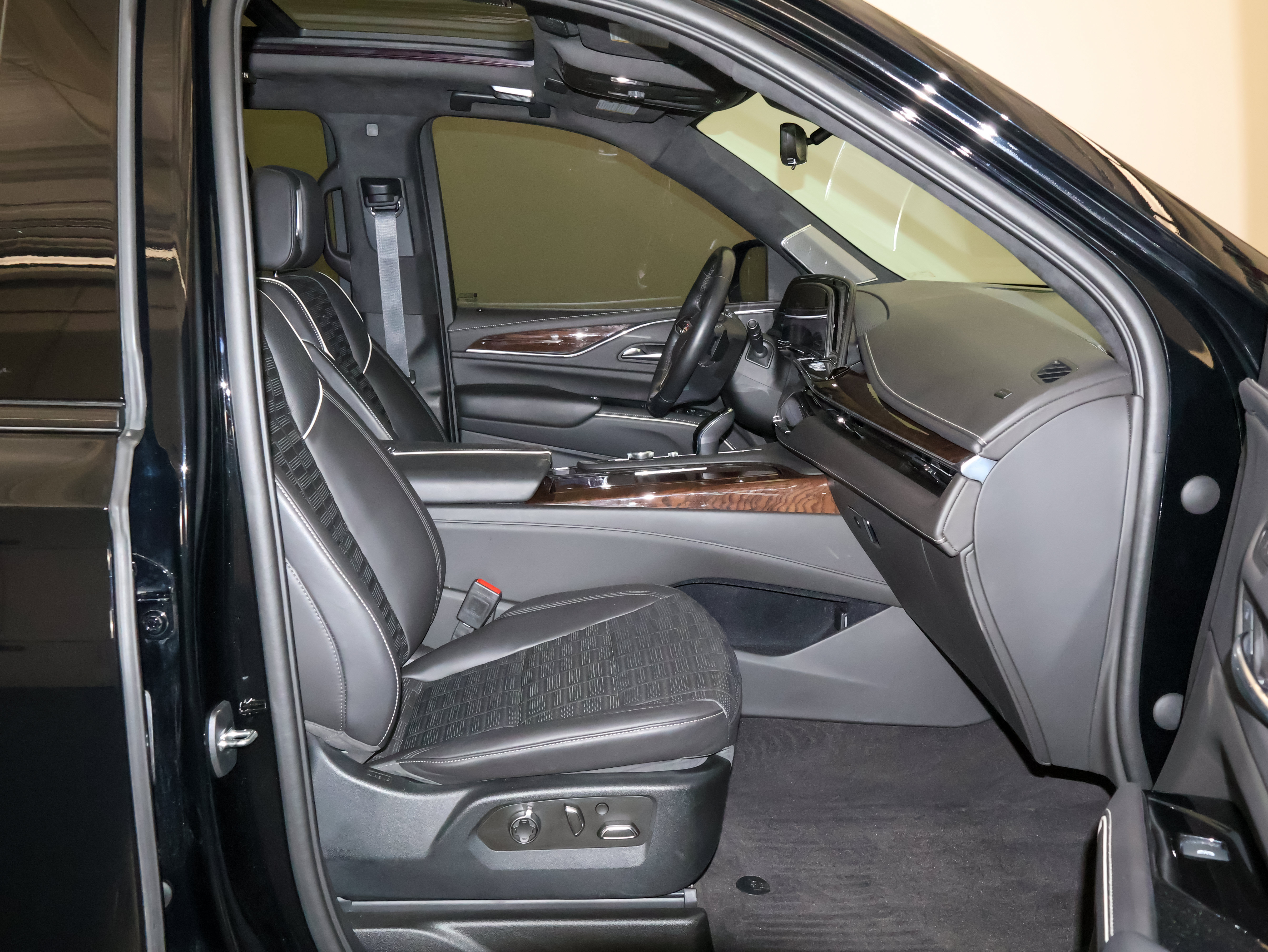 Used 2022 Cadillac Escalade Sport Platinum w/ LPO, ONYX Package AWD/4WD image 60