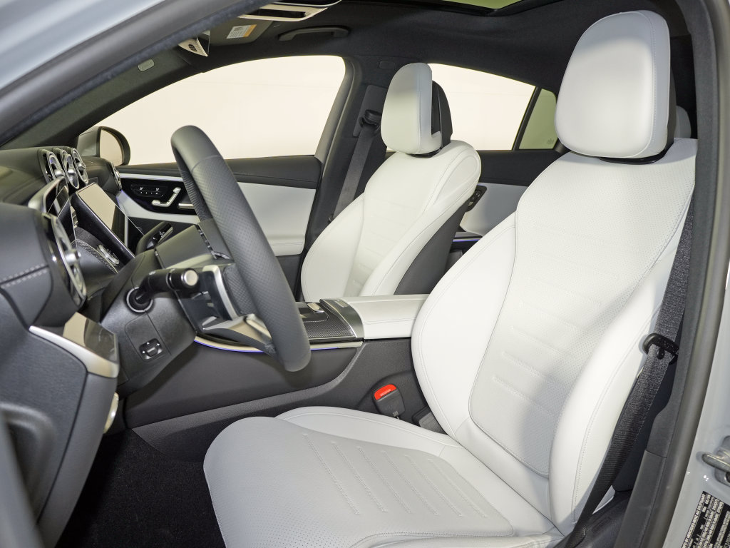 Used 2025 Mercedes-Benz GLC 300 4MATIC image 13