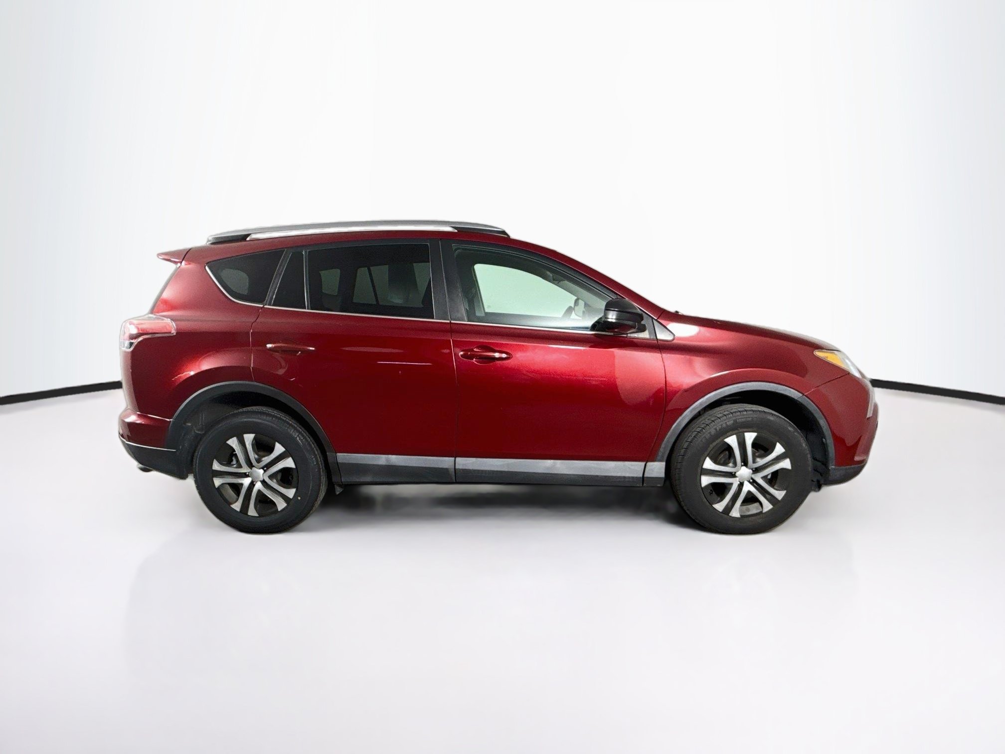 Used 2018 Toyota RAV4 LE FWD image 2