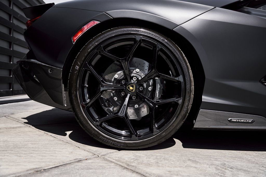 Used 2025 Lamborghini Revuelto image 30