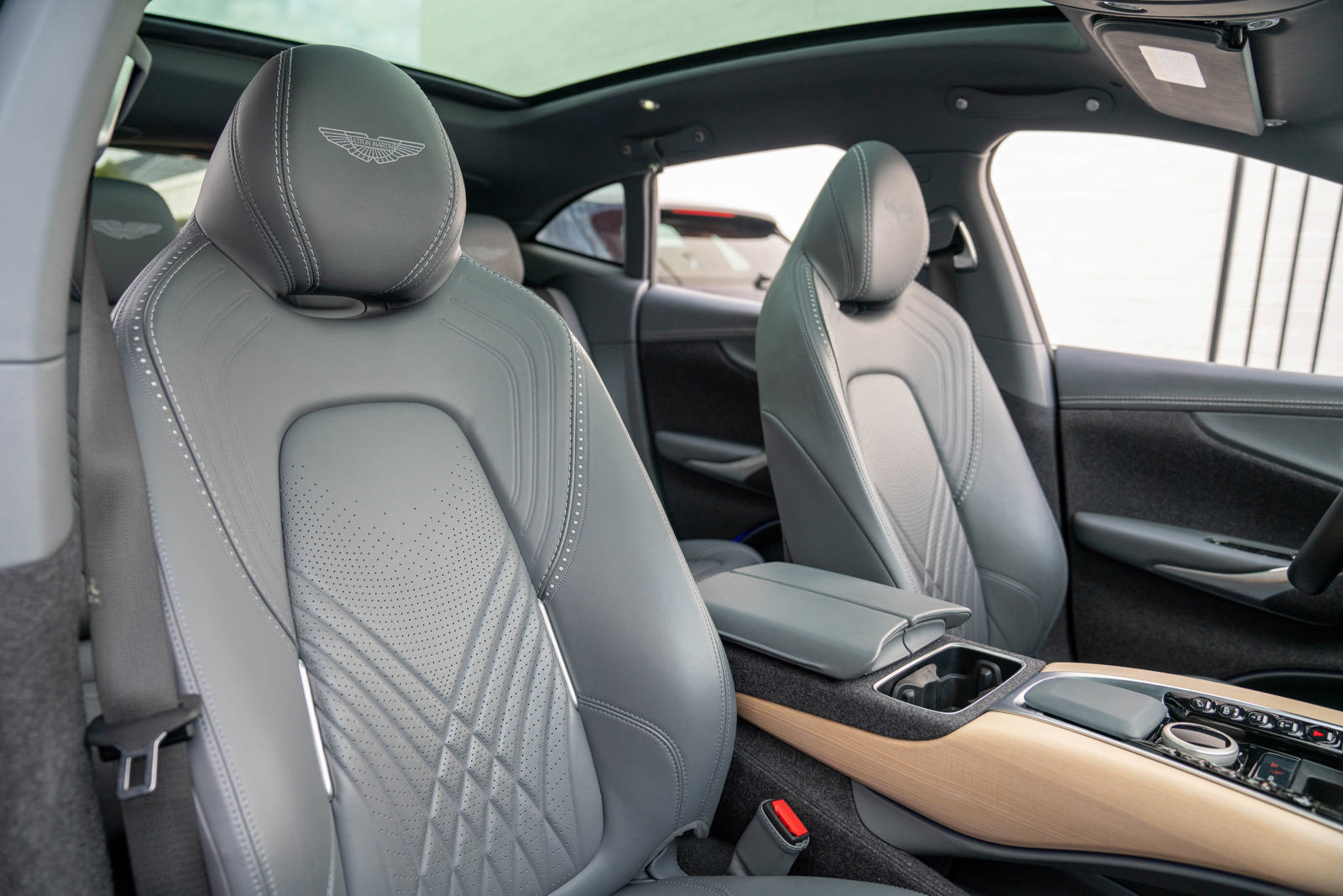 Used 2021 Aston Martin DBX image 31