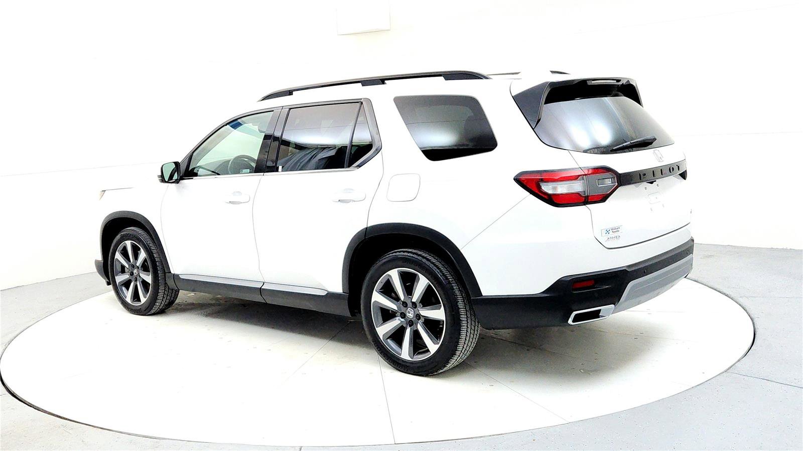 Used 2023 Honda Pilot Touring image 4