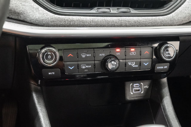 Used 2025 Jeep Compass Latitude w/ Sun & Sound Group AWD/4WD image 24
