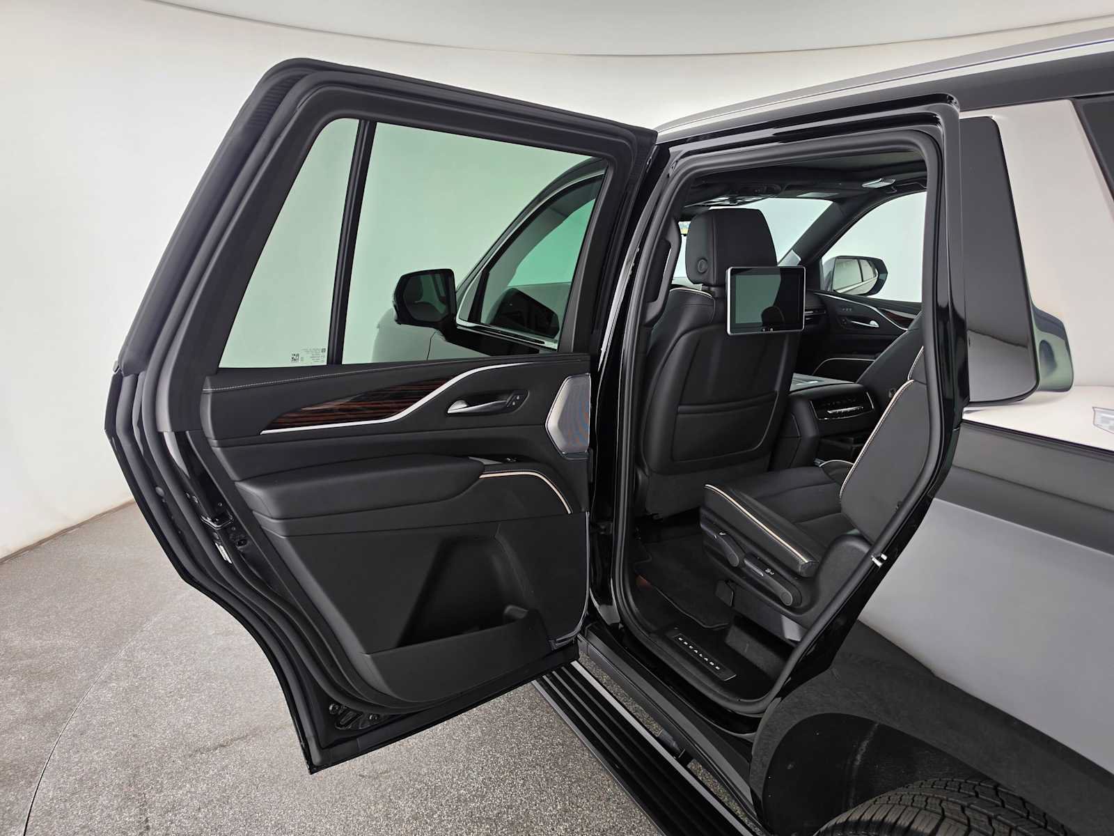 Used 2024 Cadillac Escalade Premium Luxury w/ Performance Package AWD/4WD image 17