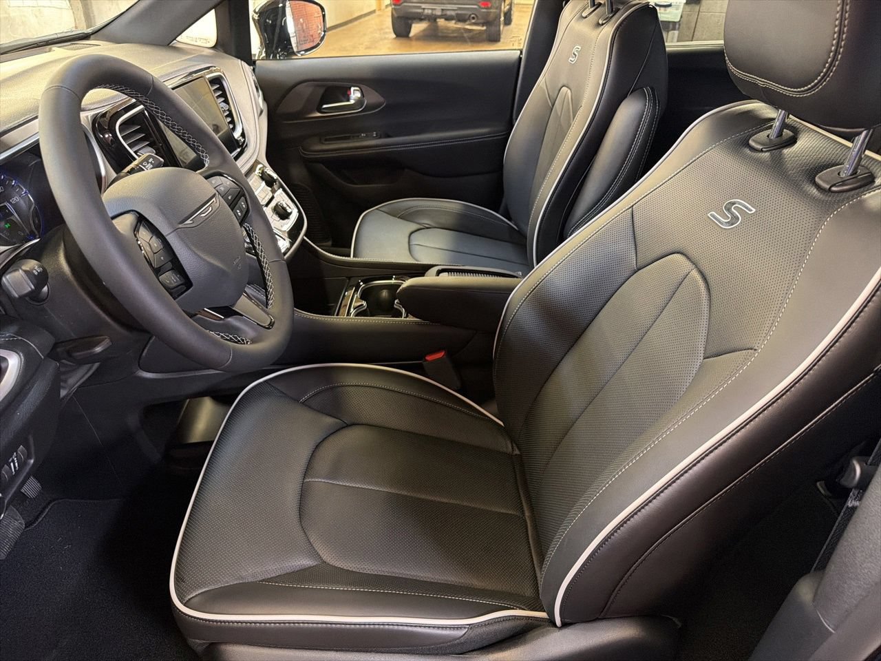New 2027 Chrysler Pacifica Limited w/ S Appearance Package FWD image 11