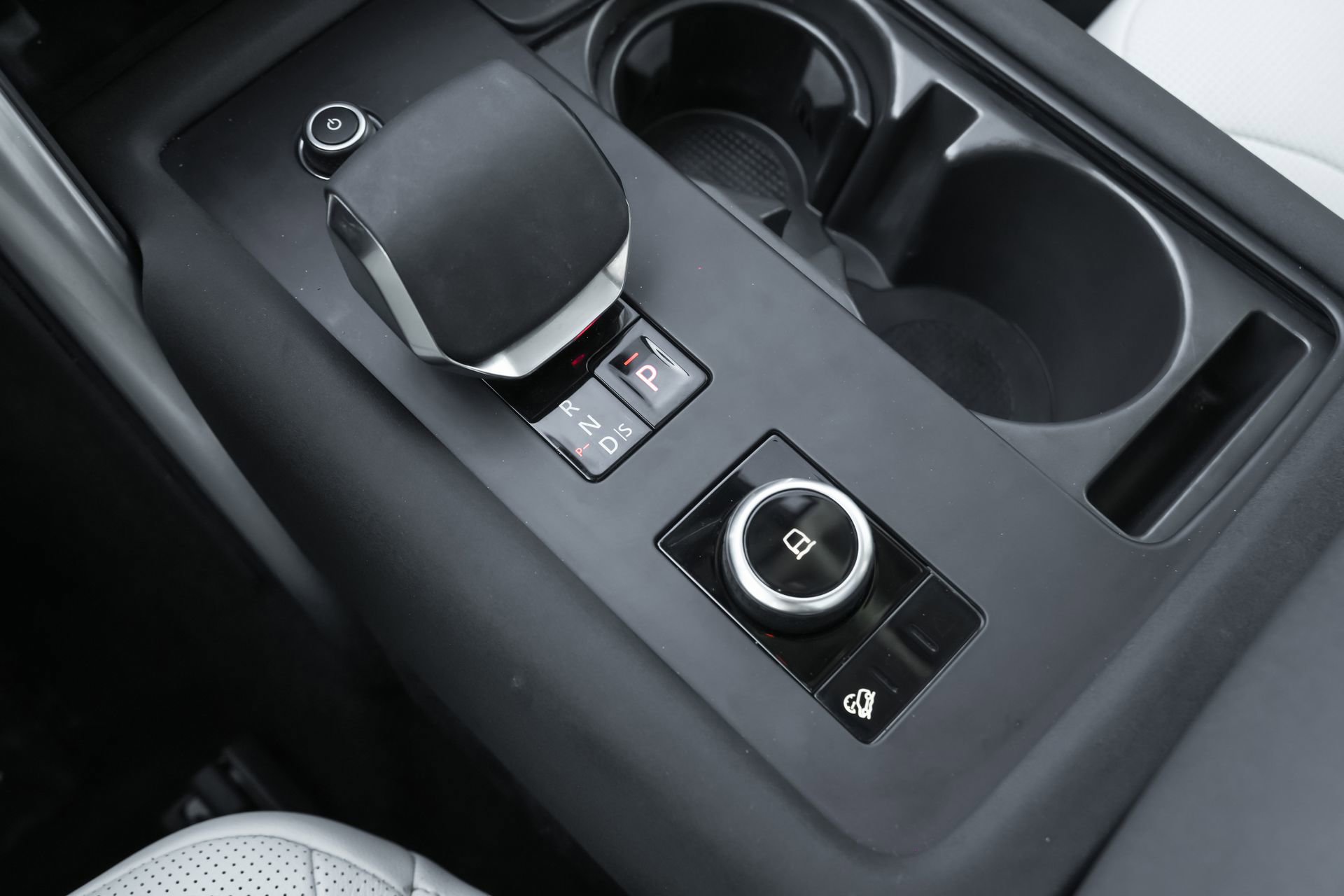 Used 2025 Land Rover Discovery S image 16